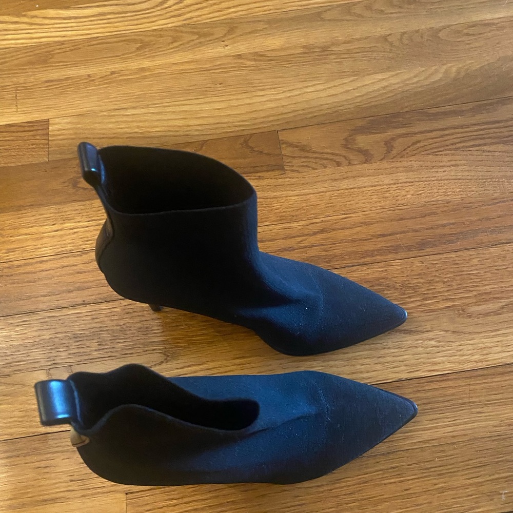 Black stretch booties with heel, size 9 - Picture 3 of 7